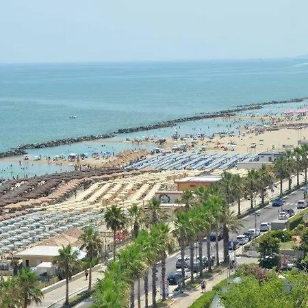 蒙特西尔瓦诺格兰德酒店 Montesilvano Marina